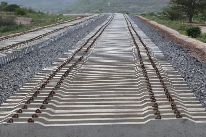 Trilhos e dormentes da Ferrovia de Integração Oeste-Leste em construção na Bahia.